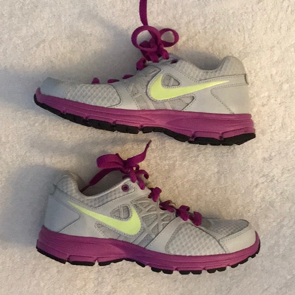 Nike Shoes - Nike size US 6